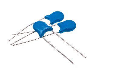 beyaz arkaplanda izole kondansatörler