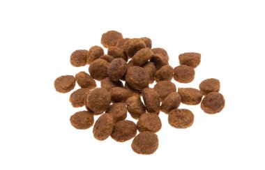 Beyaz arka planda izole edilmiş köpek maması