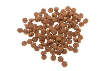 Beyaz arka planda izole edilmiş köpek maması