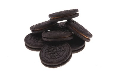 Çift çikolatalı kurabiye beyaz arka planda izole