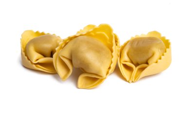 Ravioli beyaz arkaplanda izole edildi