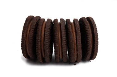 Beyaz arka planda izole edilmiş çikolatalı çift kurabiye.