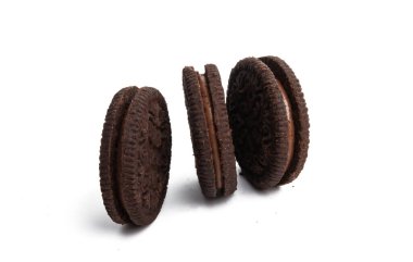 Beyaz arka planda izole edilmiş çikolatalı çift kurabiye.