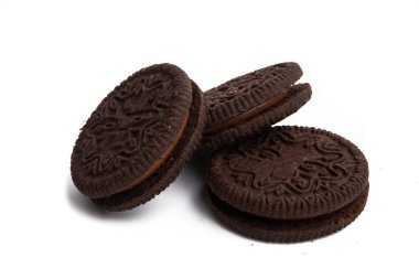 Beyaz arka planda izole edilmiş çikolatalı çift kurabiye.