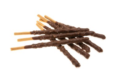 Beyaz arka planda izole edilmiş çikolatada bisküvi çubukları