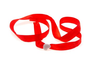 Beyaz arkaplanda kalbi izole kırmızı kurdele