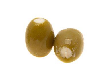 Beyaz arka planda izole edilmiş peynirli zeytinler