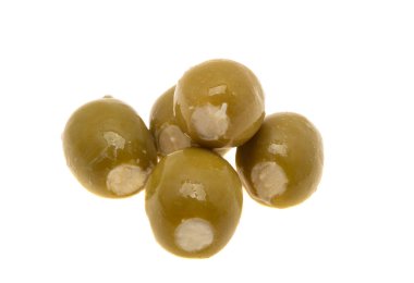 Beyaz arka planda izole edilmiş peynirli zeytinler