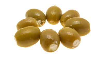 Beyaz arka planda izole edilmiş peynirli zeytinler