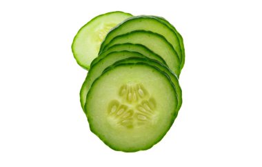 Dilimlenmiş salatalık beyaz arkaplanda izole edilmiş.