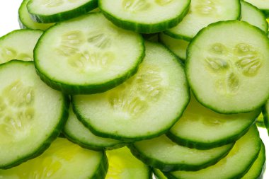 Dilimlenmiş salatalık beyaz arkaplanda izole edilmiş.