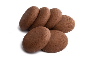 Beyaz arka planda izole edilmiş çikolata parçacıklı kurabiyeler.