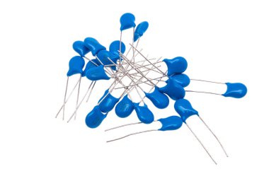 beyaz arkaplanda izole kondansatörler