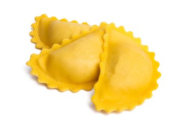Ravioli beyaz arkaplanda izole edildi