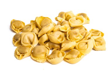 Ravioli beyaz arkaplanda izole edildi