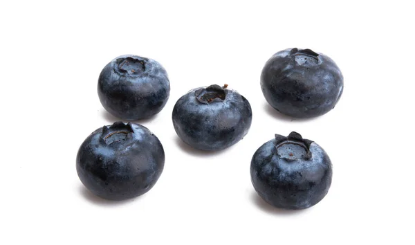 蓝莓在白色背景下被隔离 — 图库照片