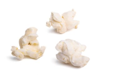 Beyaz arkaplanda patlamış mısır izole edildi