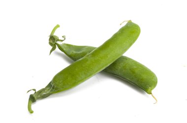 Beyaz arkaplanda yeşil bezelyeler izole