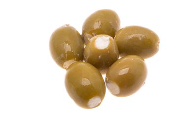 Beyaz arka planda izole edilmiş peynirli zeytinler