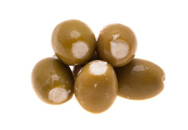 Beyaz arka planda izole edilmiş peynirli zeytinler