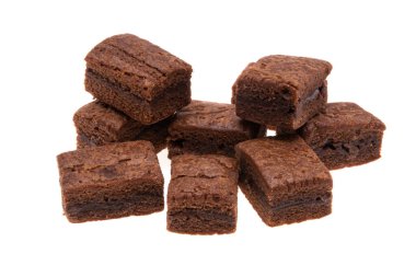 Amerikan çikolatalı keki beyaz bir grupta izole edilmiş.