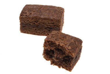 Amerikan çikolatalı keki beyaz bir grupta izole edilmiş.