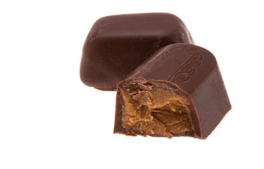 Beyaz arkaplanda izole edilmiş çikolata şekeri 