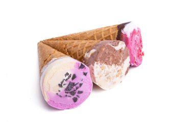 Beyaz arka planda izole edilmiş waffle bardağındaki dondurma. 