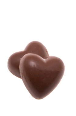 Beyaz arka planda izole çikolatalı kalpler 