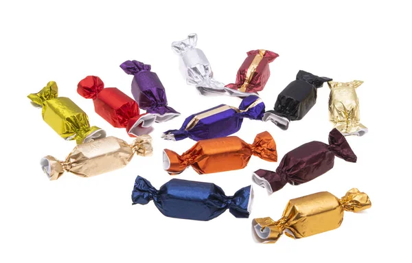 Beyaz Arka Planda Izole Edilmiş Çikolata Ambalajlı Şekerler — Stok fotoğraf