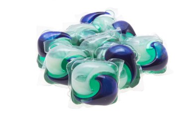 çamaşır kapsülü beyaz arkaplanda izole 