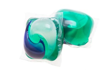 çamaşır kapsülü beyaz arkaplanda izole 