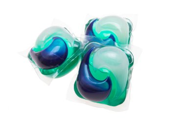 çamaşır kapsülü beyaz arkaplanda izole 