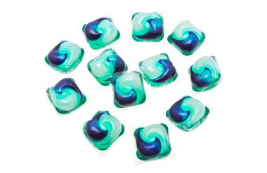 çamaşır kapsülü beyaz arkaplanda izole 