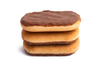 Beyaz arka planda çikolatalı bisküvi. 