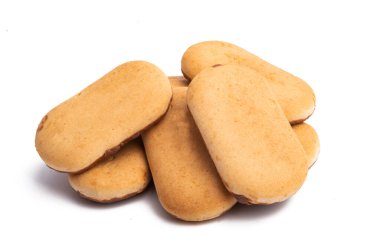 Beyaz arka planda çikolatalı bisküvi. 