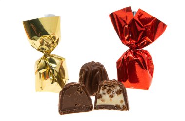 Beyaz arka planda izole edilmiş çikolata ambalajlı şekerler 