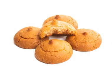 beyaz arkaplanda izole edilmiş badem kurabiyeleri 