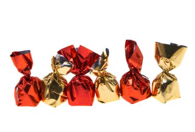 Beyaz arka planda izole edilmiş çikolata ambalajlı şekerler 