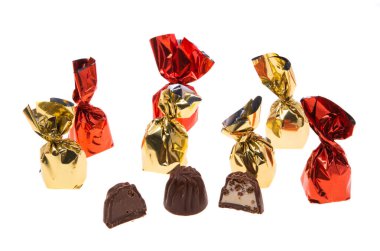 Beyaz arka planda izole edilmiş çikolata ambalajlı şekerler 