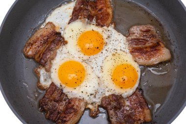 Kızartma tavasında pastırmalı yumurta. Beyaz arka planda izole edilmiş.. 