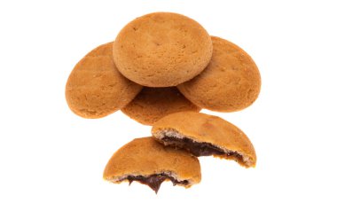 Beyaz arka planda izole edilmiş çikolatalı kurabiye. 