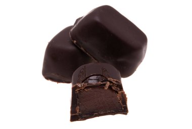 Beyaz perde arkasında izole edilmiş çikolata şekeri