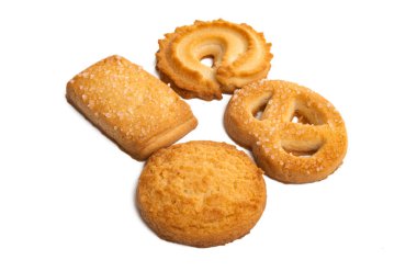 Beyaz arkaplanda izole edilmiş tereyağlı kurabiyeler 