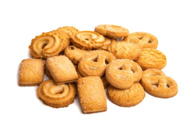 Beyaz arkaplanda izole edilmiş tereyağlı kurabiyeler 