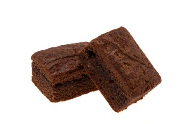 Beyaz arka planda izole edilmiş Amerikan çikolatalı brownisi. 
