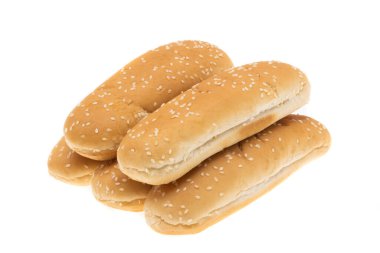 Sosisli ekmeği beyaz arkaplanda izole edilmiş. 