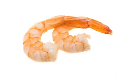 Kaynamış karides beyaz arkaplanda izole edildi 