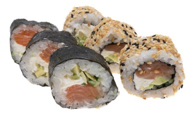 Suşi beyaz arkaplanda izole edildi 