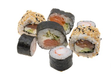 Suşi beyaz arkaplanda izole edildi 